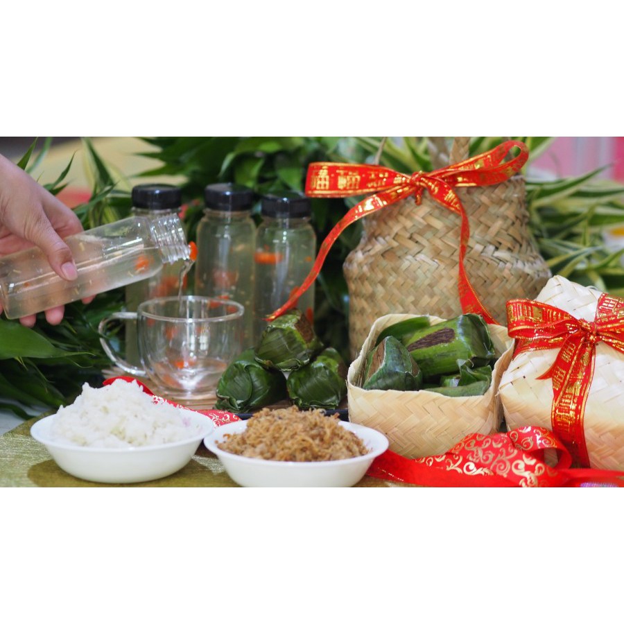 

Hampers purun isi 6 snow kolagen dan besek isi 8 lemper