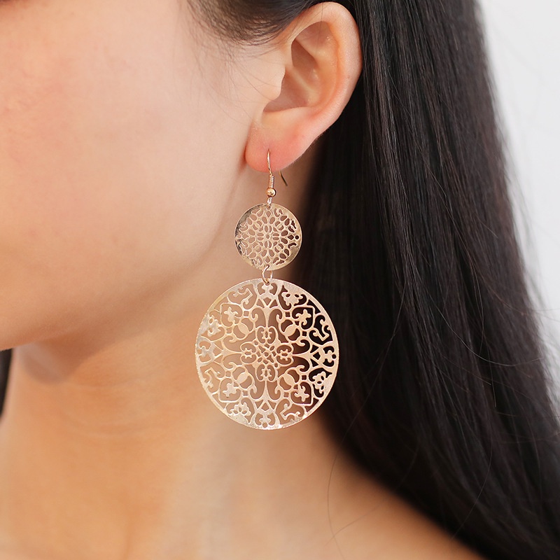 Hot selling European and American fashion earrings, retro hollow disc frosted earrings, palace folk style carved earrings