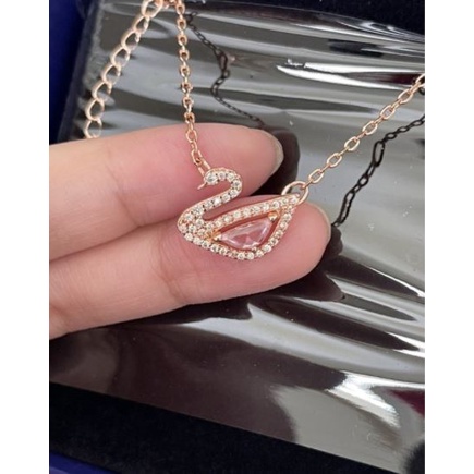 Swarovski Kalung Dazzling Swan dipakai Jukyung True Beauty drama korea