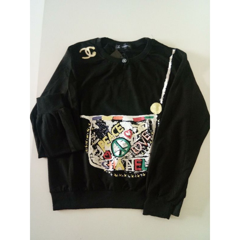 kaos lengan panjang dengan motif print chanel