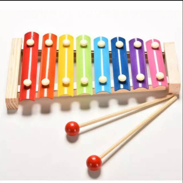Xylophone mainan. Xylophone anak. Xylophone kayu. Mainan edukasi.