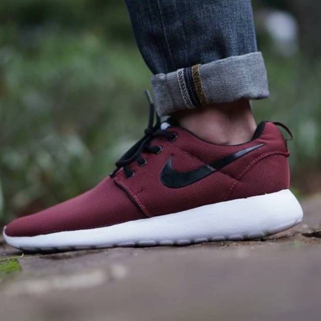 nike roshe runs maroon