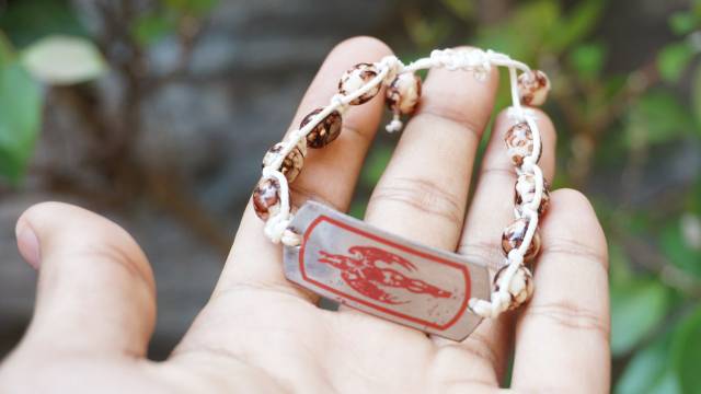 Gelang tali besi berlingkar kristal / gelang tangan besi