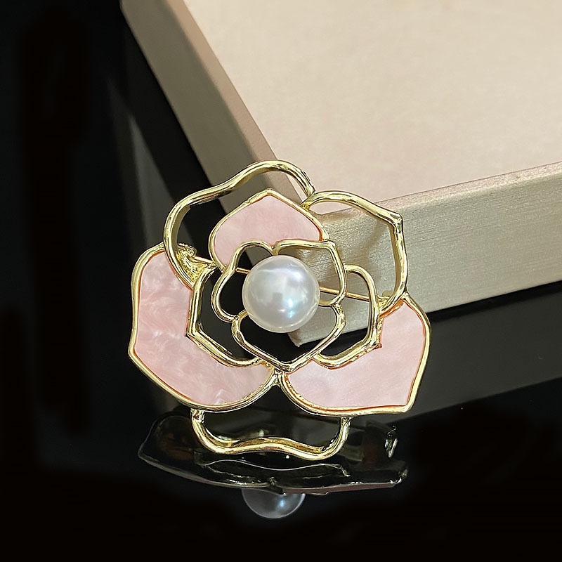 Bros Pin Bentuk Bunga Camellia Hollow Aksen Mutiara Air Tawar Untuk Aksesoris Pakaian