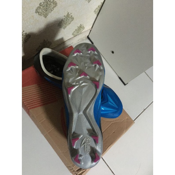 sepatu bola specs accelerator