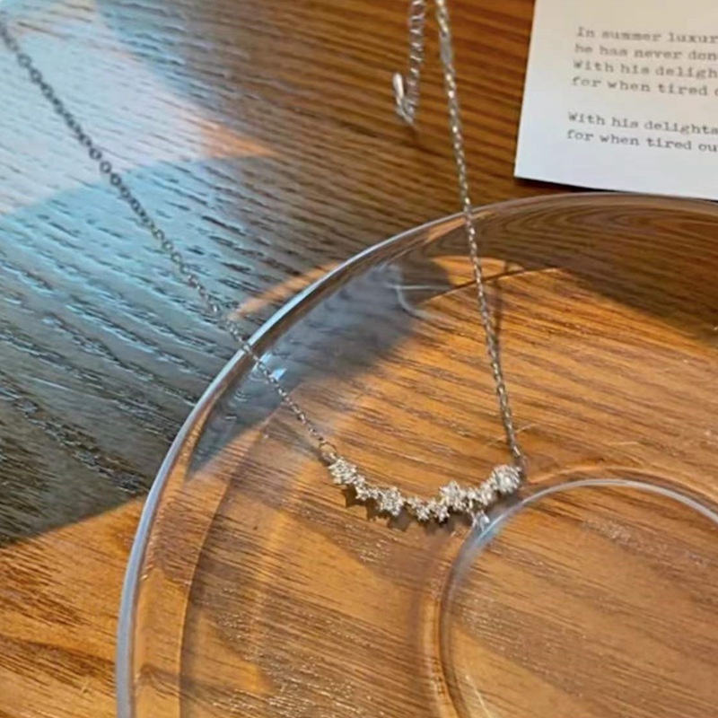Kalung Rantai Dengan Liontin Bunga Zircon Warna Silver Untuk Wanita