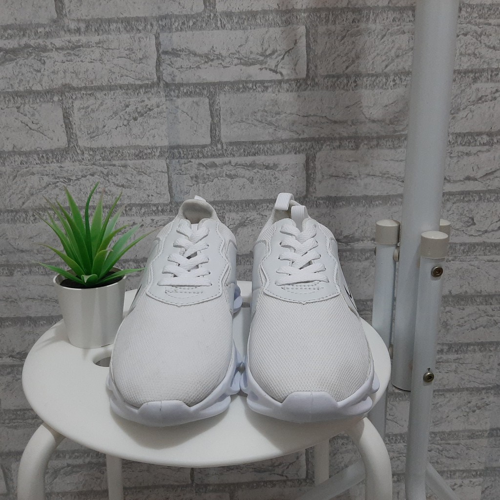 SEPATU NIKE121 SUPREME WHITE SEPATU RUNNING MAN AND GIRLS SNEAKERS SEPATU SPORT