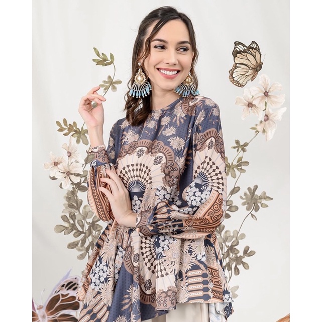 Kyra Blouse Wearing Klamby