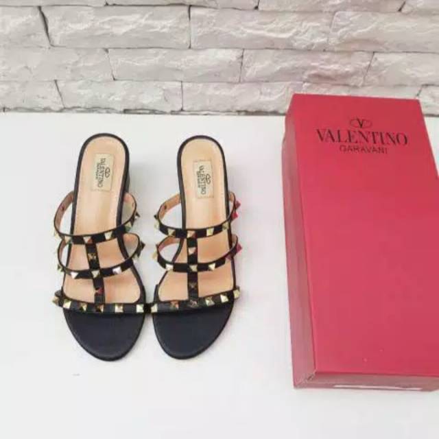 SEPATU VALENTINO