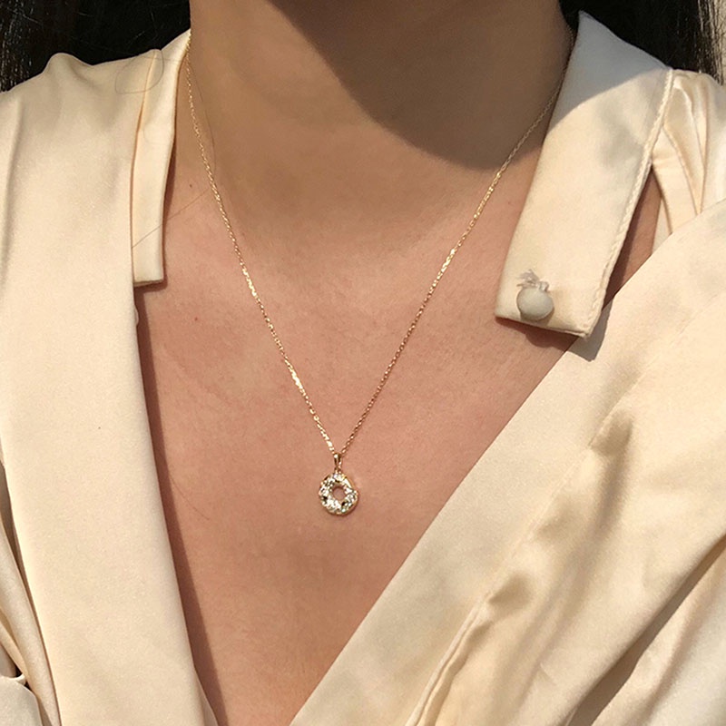 Kalung Rantai Klavikula Liontin Kristal Bulat Warna Emas Gaya Vintage Untuk Wanita