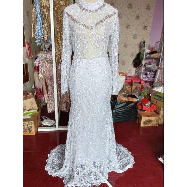 gaun slim putih full payet