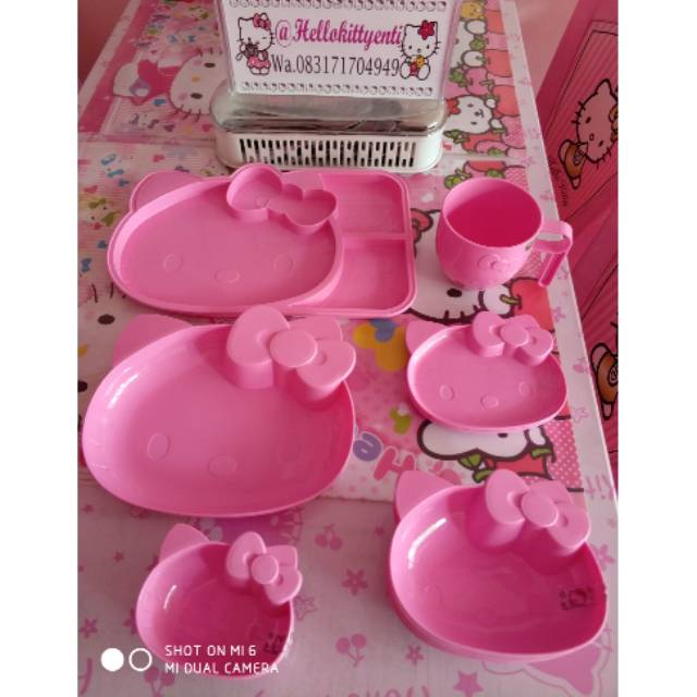 Set piring mangkok gelas hellokitty