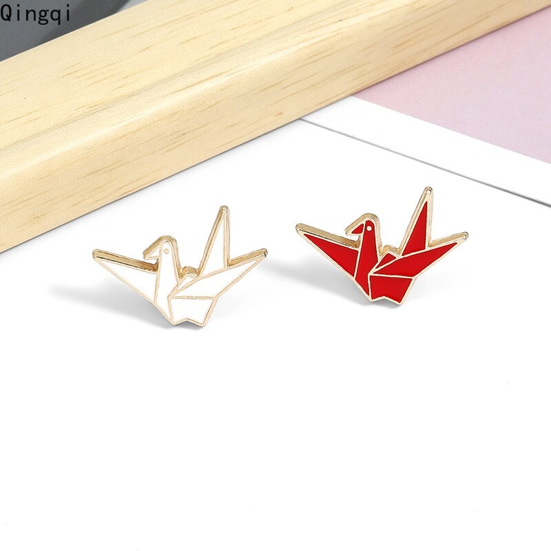 Bros Pin Enamel Bentuk Origami Burung Kertas Warna Putih Merah Untuk Hadiah Teman