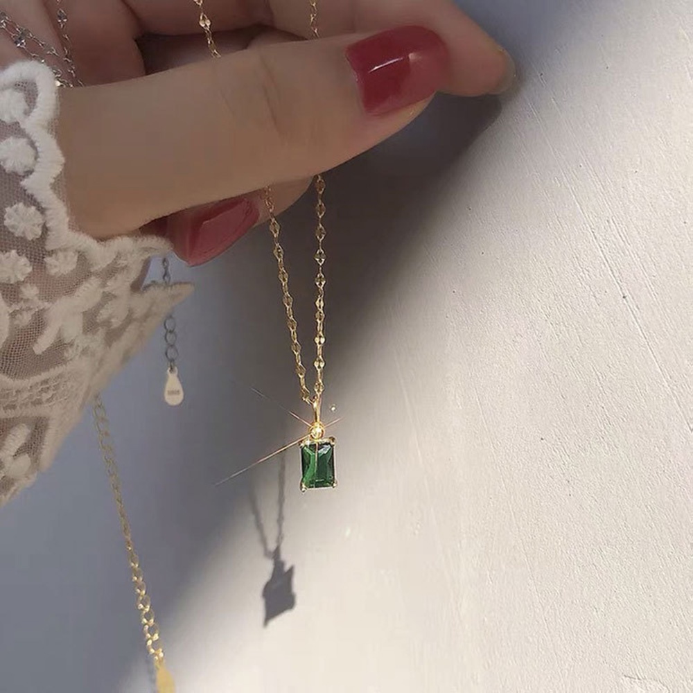 Kalung Rantai Dengan Liontin Kristal Berlian Hijau Bentuk Kotak Gaya retro Untuk Wanita