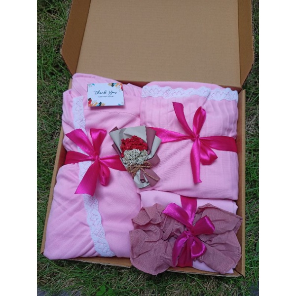 NEW PAKET HAMPERS MUKENA PLISKET DAN HIJAB PASHMINA FREE BUKET BUNGA