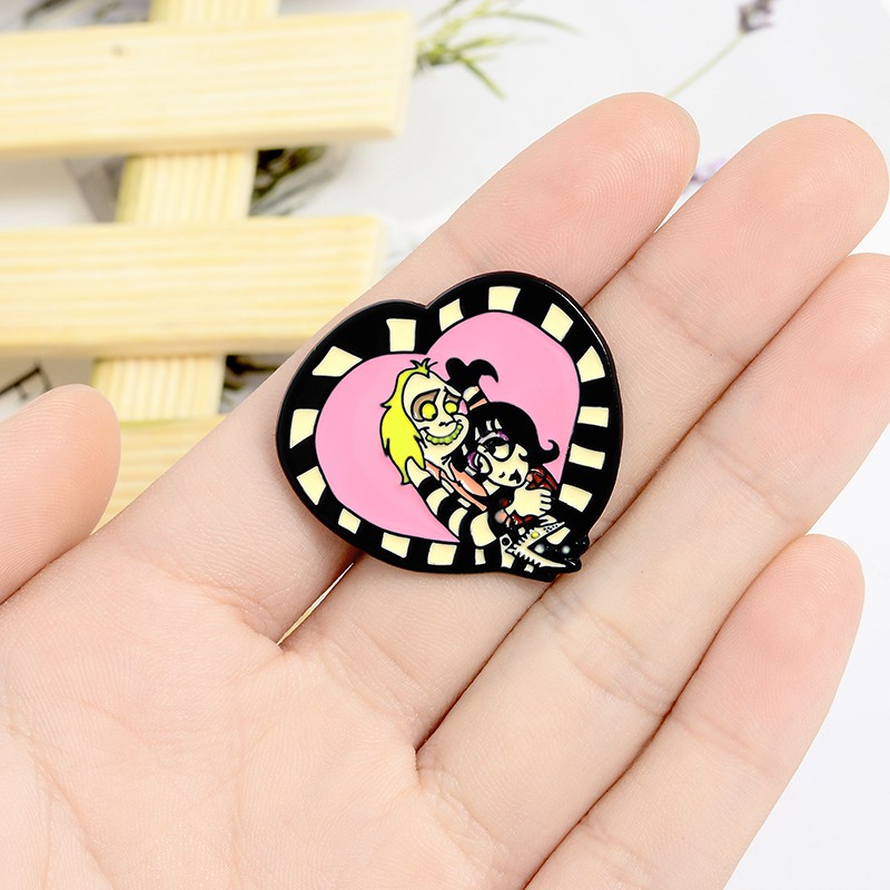 Bros Pin Enamel Bentuk Kartun Beetlejuice and Lydia Untuk Hadiah