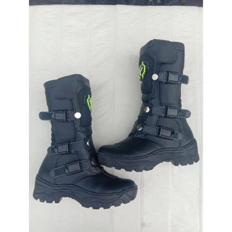 Sepatu trail anak lokal