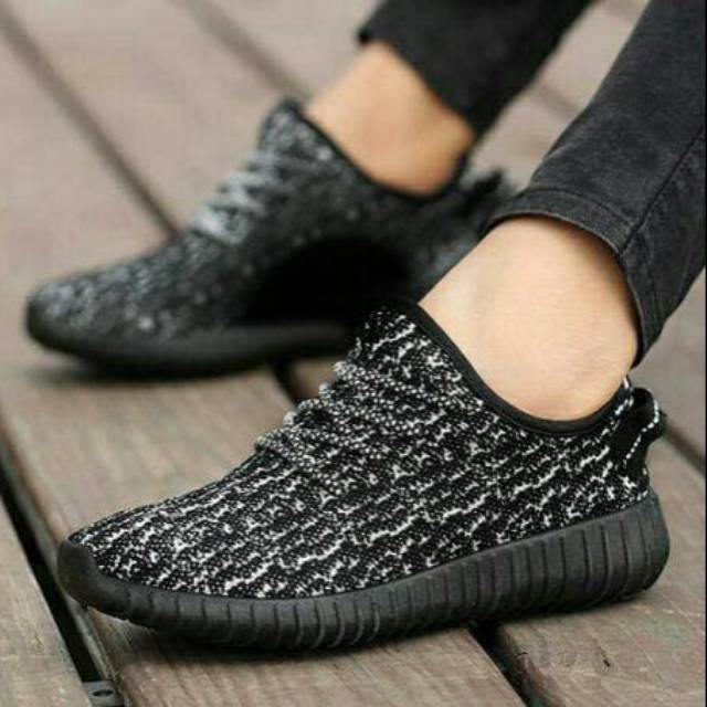 SEPATU TALI YEEZY LORENG HITAM SOL HITAM
