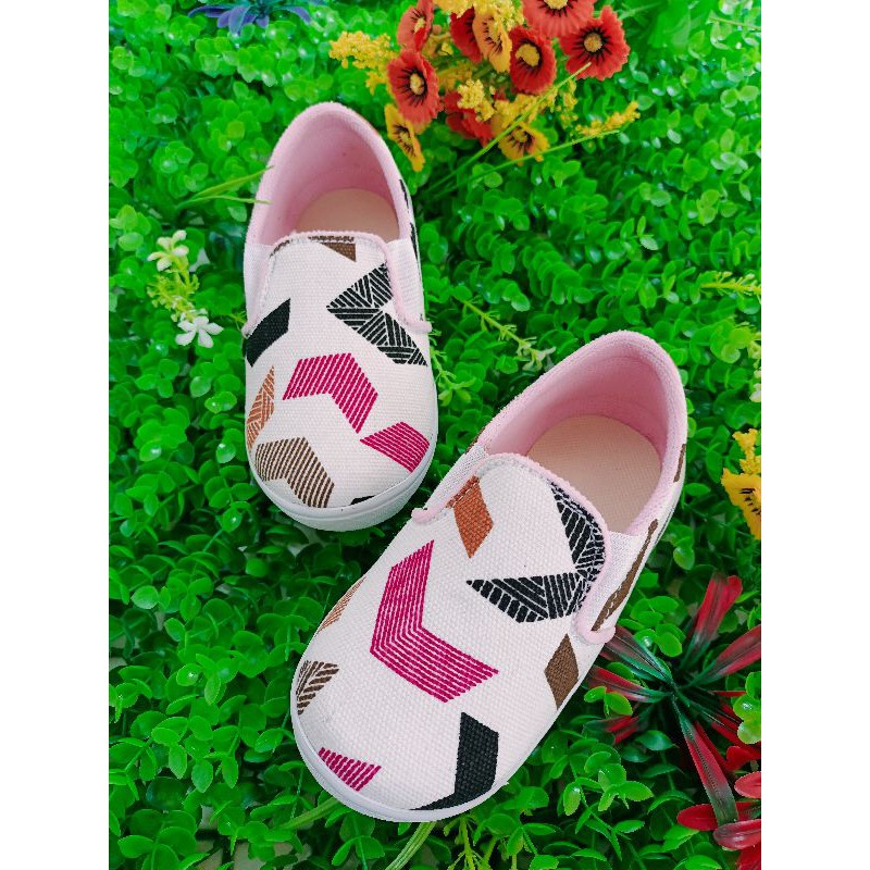 sepatu anak perempuan slip-on Arrow murah