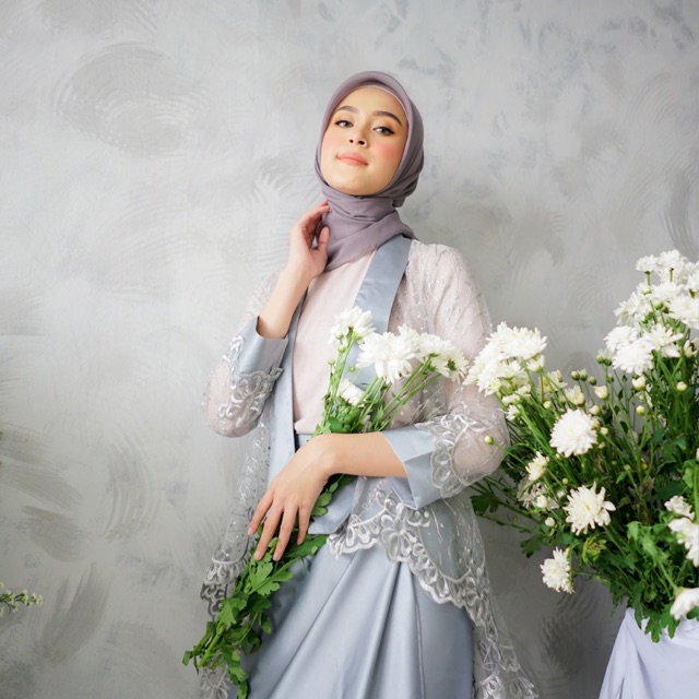 Modern Kebaya  Flowery Outer  Baby Grey Sudah Satu Set 