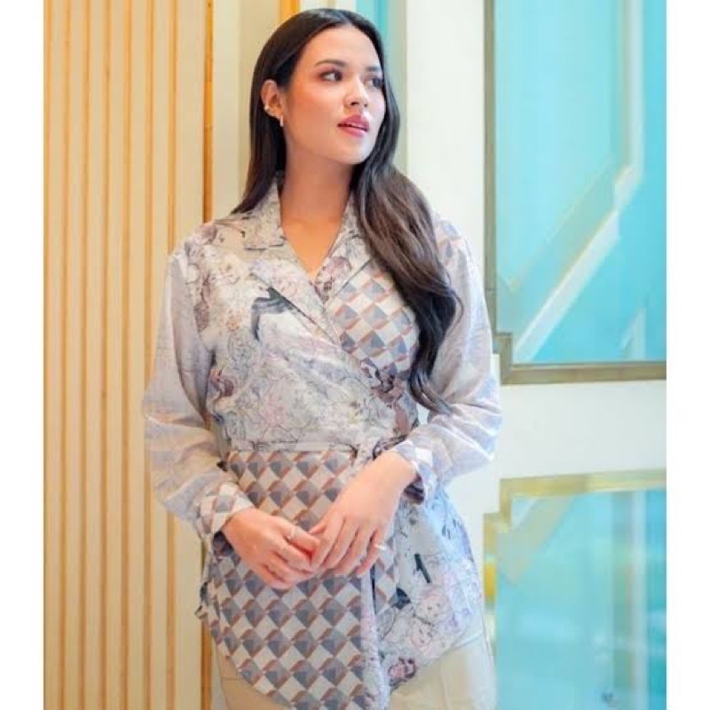 BENANG JARUM X RAISA wonderful harmony overlap shirt cream size S