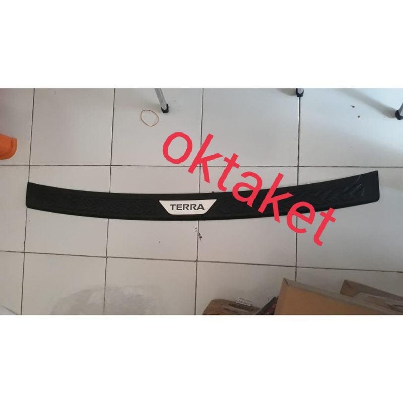 sillplate belakang Nissan Terra 2018 hitam