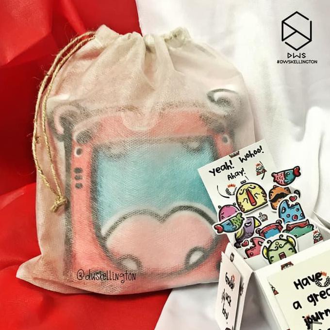 

Sale Paket Monster Red Kado Anniversary Hadiah Wisuda: Bantal + Card Box Murah