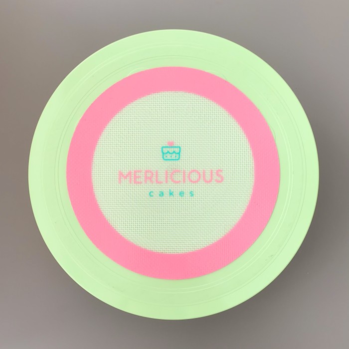 

KUE-PENGHIAS-ALAT- ANTI SLIP MAT MERLICIOUS CAKES 20 CM -ALAT-PENGHIAS-KUE.