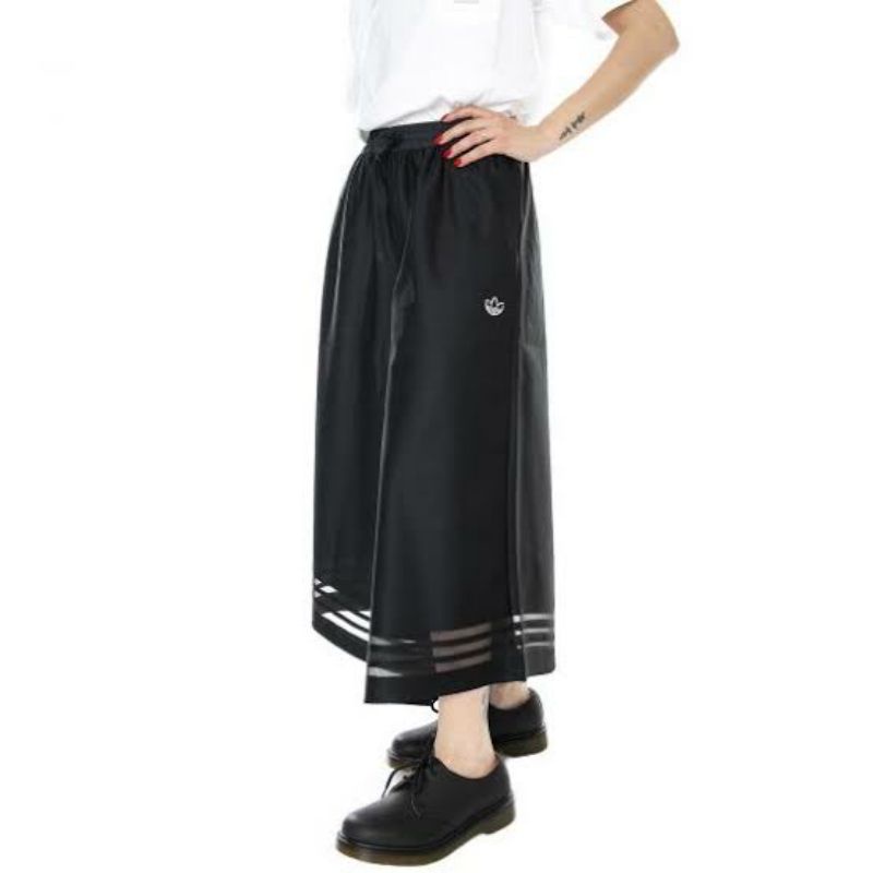 (size 32 EU) adidas Celana Panjang Wanita GN3180