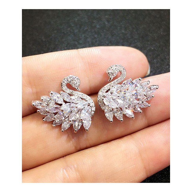 LRC Anting Tusuk Fashion Sterling Needle Swan Diamond Stud Earrings F5031X