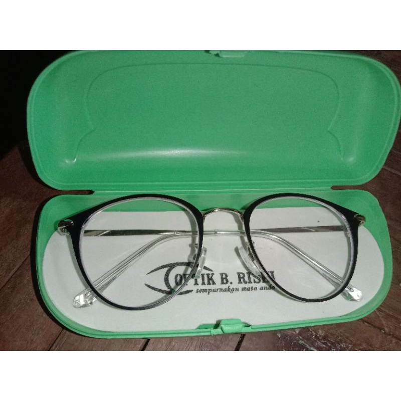 Kacamata Silinder 0.25 dari Optik B Riski