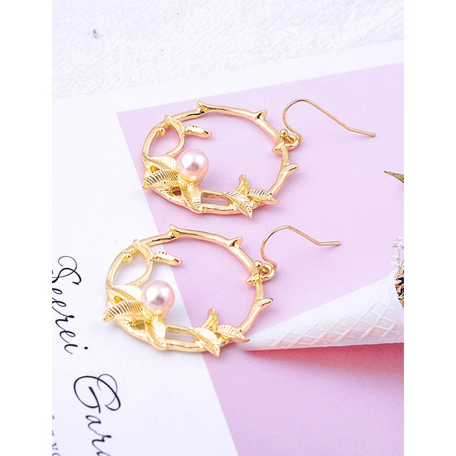 LRC Anting Gantung Fashion Gold Electroplated Leaves Geometric Circle Pearl Earrings F94085