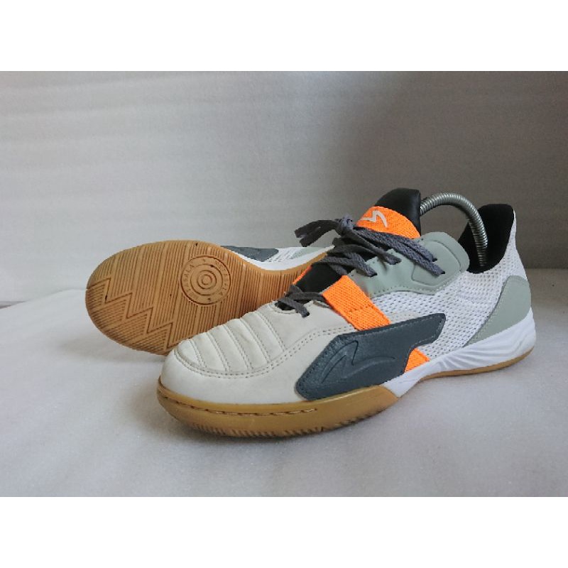 Sepatu futsal no 43