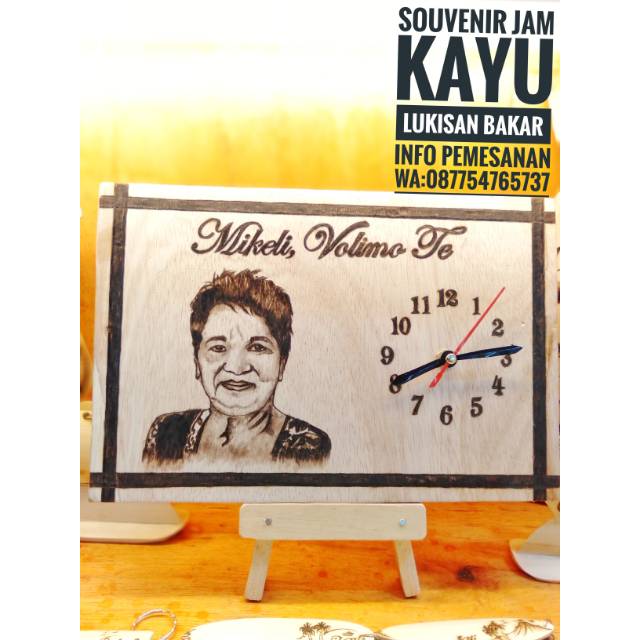 Souvenir jam kayu lukisan bakar