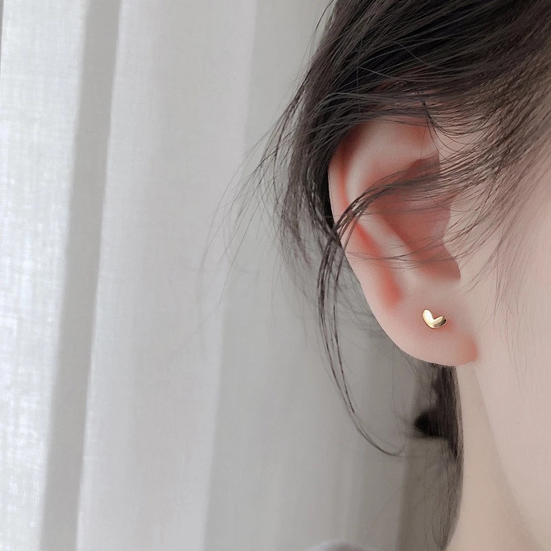 1 Pasang Anting Stud Bentuk Hati Bahan Sterling Silver Gaya Korea Untuk Wanita