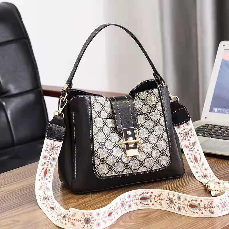 

Kode: ELJ 5458 IDR : 152 rbBahan : Kulit Puukuran: 19 x 25 x 12 cm