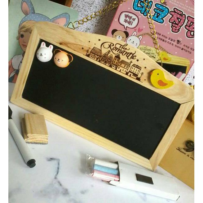 

papan tulis hitam dan putih gantung bahan kayu dua sisi double fungsi jual set denga asesoris spidol penghapus dan kapur