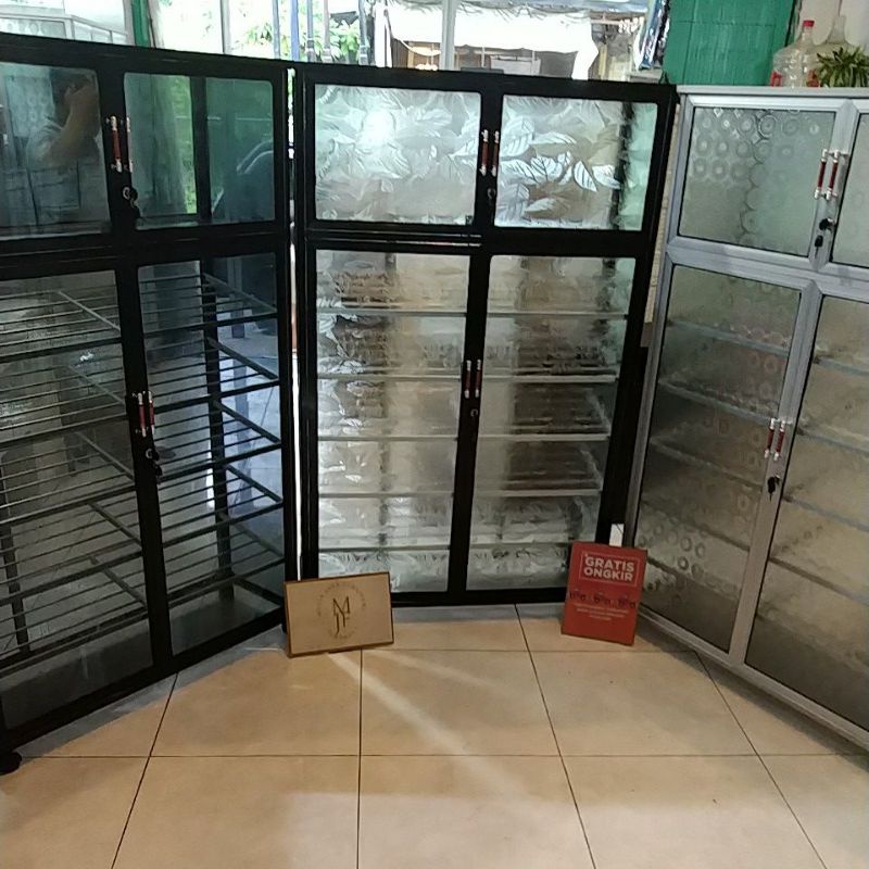 Rak sepatu kaca jumbo 100, Lemari sepatu besar plus rak Helm Aluminium Roda