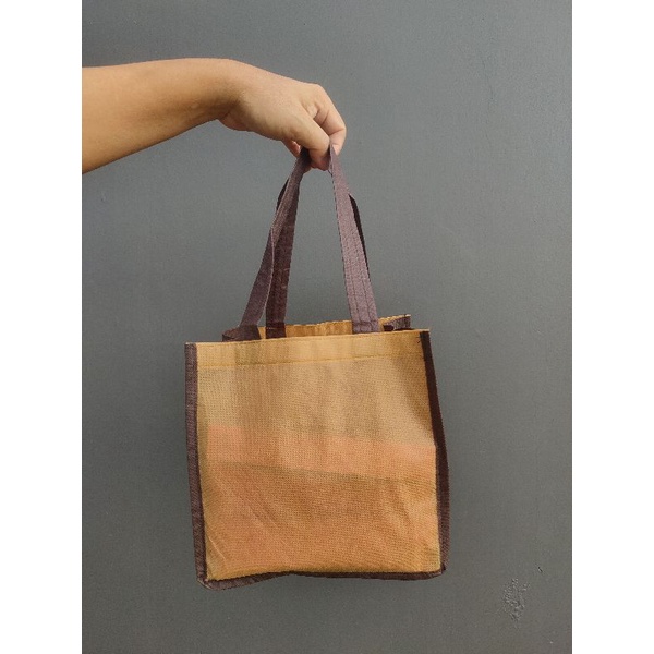 

UnoPacks ~ Tas Jahit Spunbond Box coklat & coklat muda 21 x 21