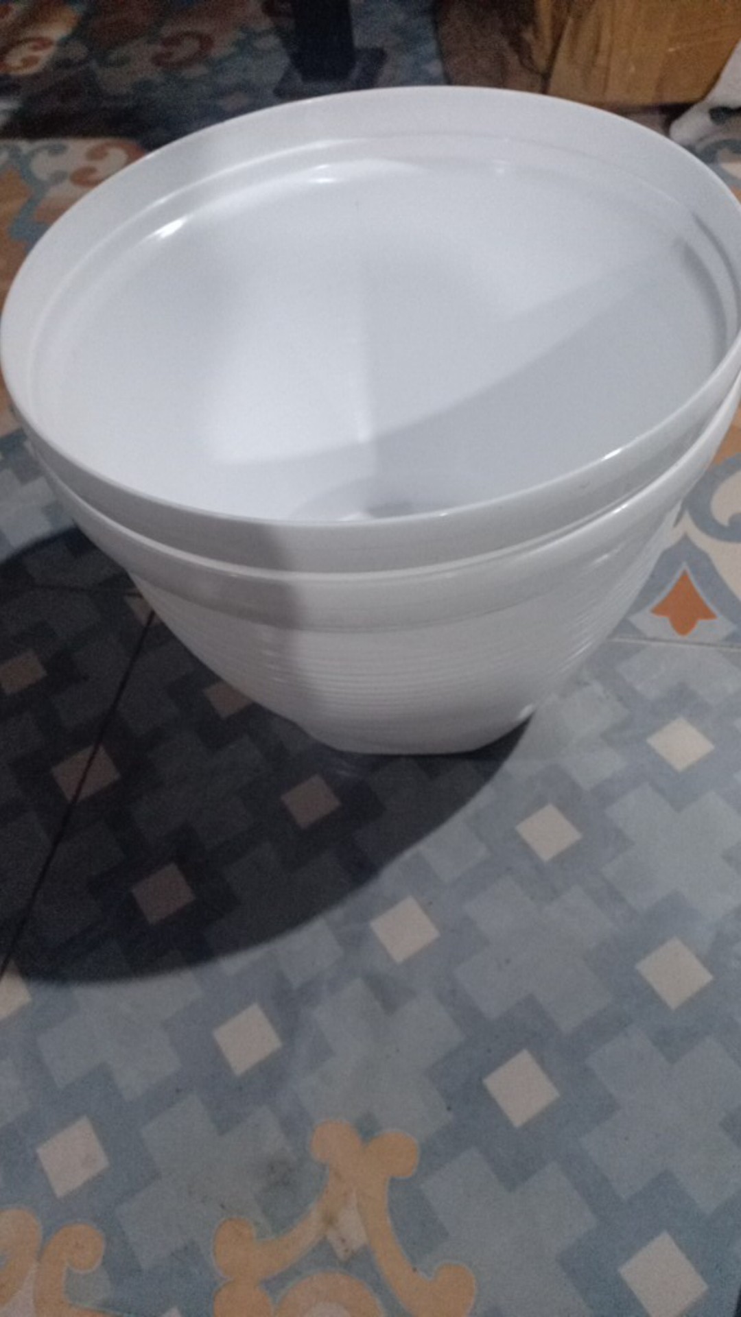 Pot Bunga Tanaman Motif Lebah Warna Putih 24cm - Nkt