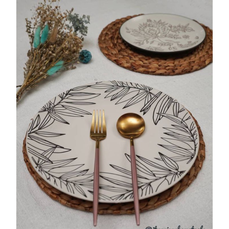 dinner plate motif daun