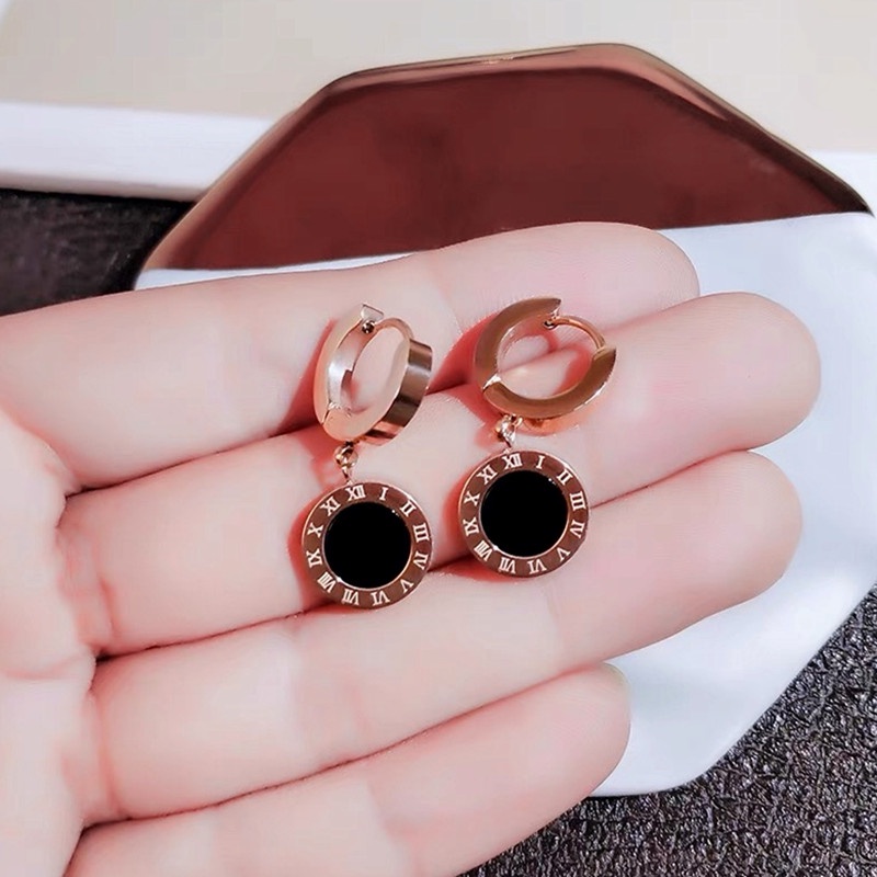 Anting Titanium Wanita Hitam Bulat Angka Romawi Liontin Gesper Telinga Anti Karat Anti Hitam Perhiasan Korea