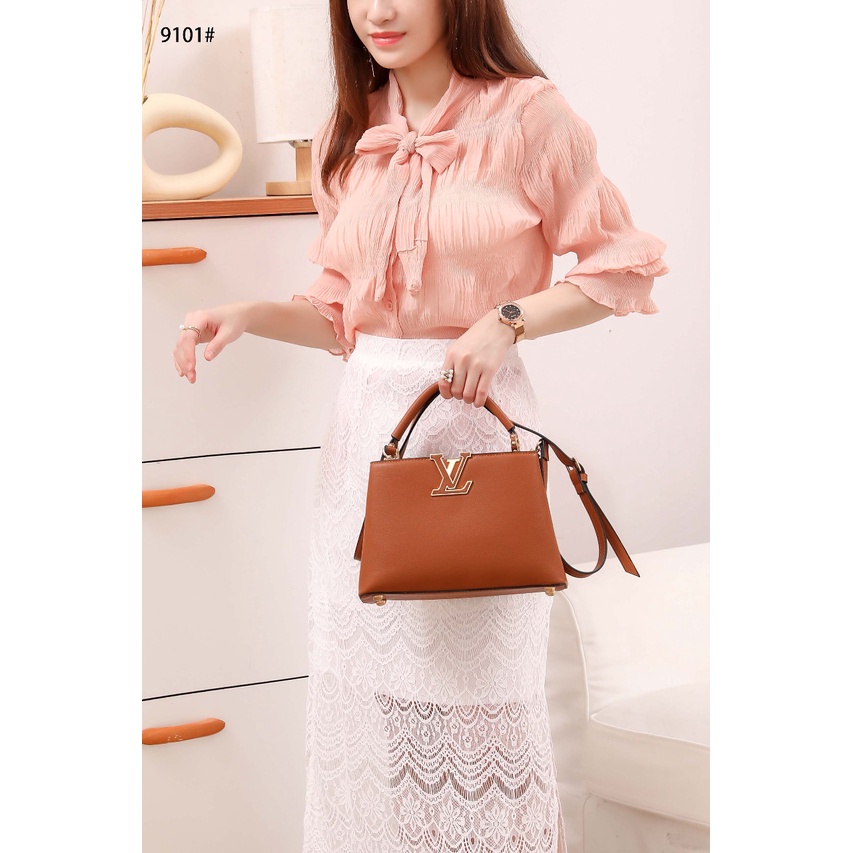 Capucines MM Taurillon Leather 9101