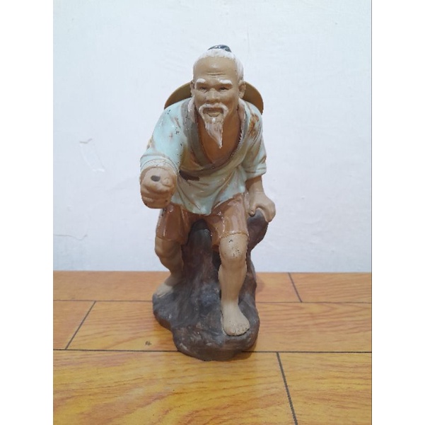 Pajangan patung orang mancing barang kuno antik.