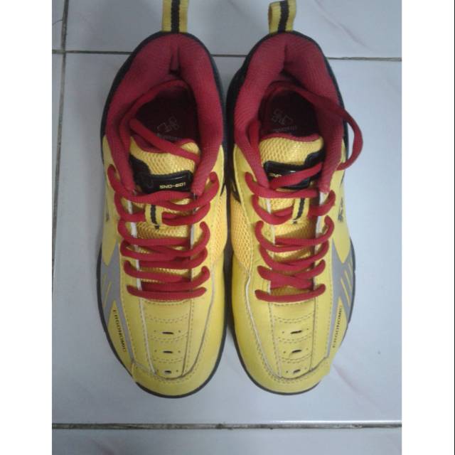 Sepatu olahraga wanita sport kuning preloved