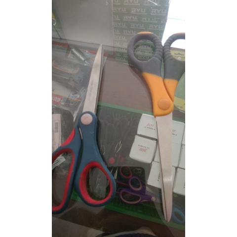 

GUNTING BESAR WARNA KARET // GUNTING CUCI GUDANG STOK LAMA TAPI TAJAM