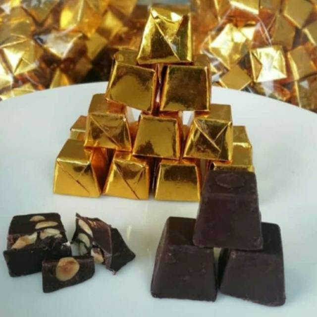 

(-+140Butir) 1KG Coklat piramide / Cokelat piramid isi kacang mix / Enak dan bikin nagih