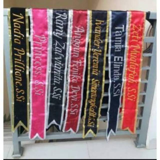 Selempang wisuda bludru list pita
