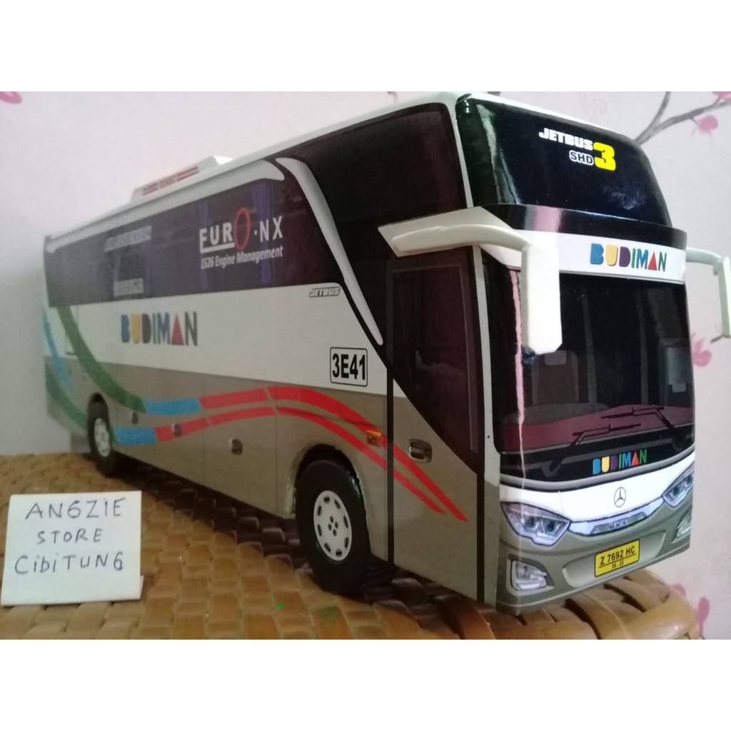 Miniatur bus bis Budiman