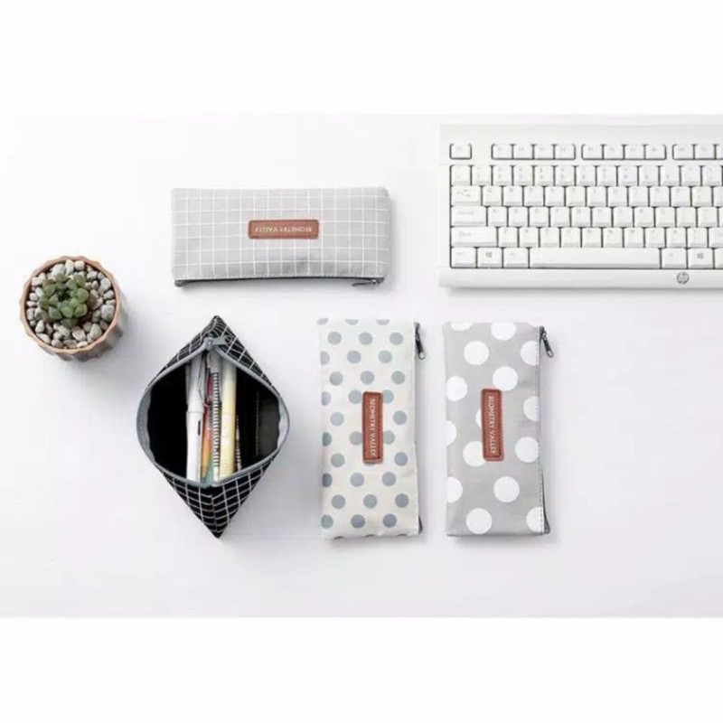 

Perry_Stationery.id | CASE PENCIL TEMPAT PENSIL MOTIF POLKADOT